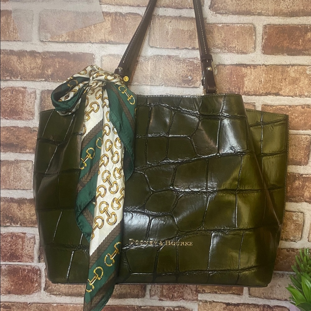Dooney & Bourke Olive Barlow with 🔫conceal liner